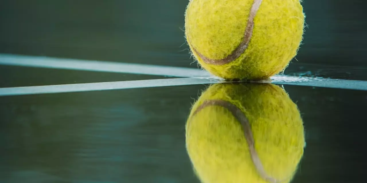 Wie beeinflusst das Material eines Tennisballs seinen Sprung?